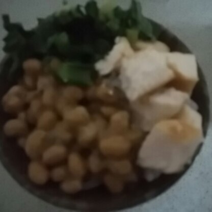 夕ご飯に頂きました。画像がボケてしまいましたが健康的な上にとても美味しかったです。納豆とチキン合いますね☆
